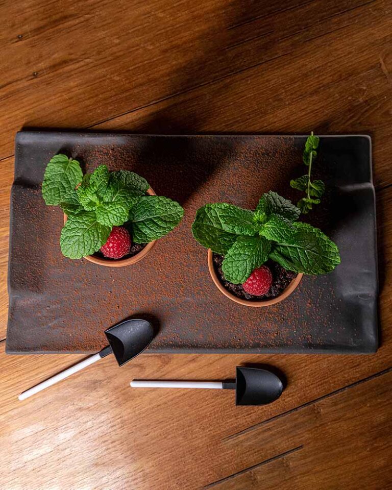 Maceta de mousse de chocolate con crumble de cacao