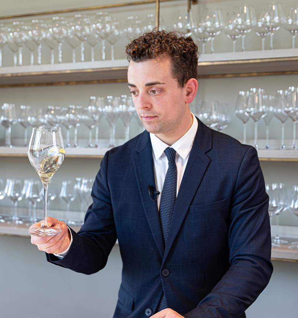 Hay que mover el Champagne en la copa