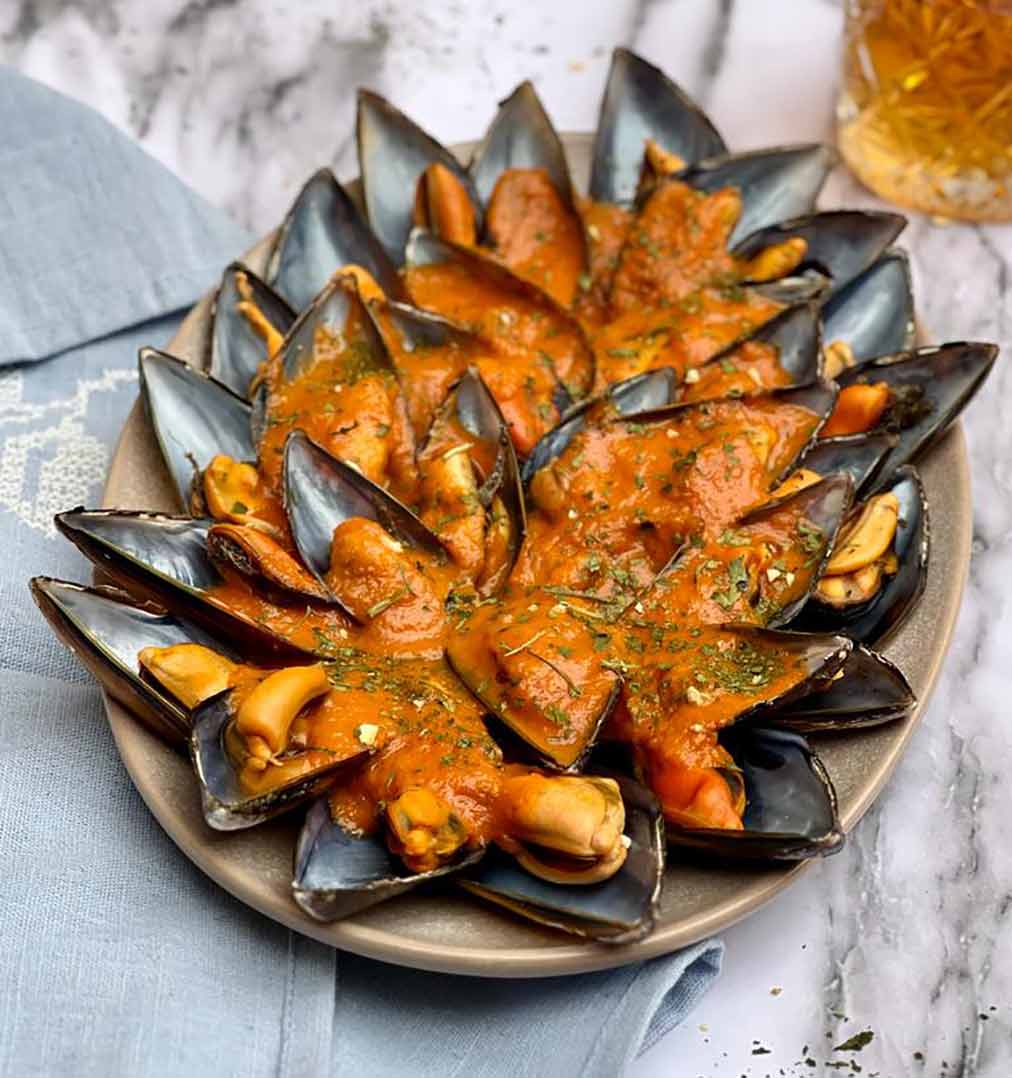 Mejillones en Salsa de Tomate con Toque Picante de Cayena