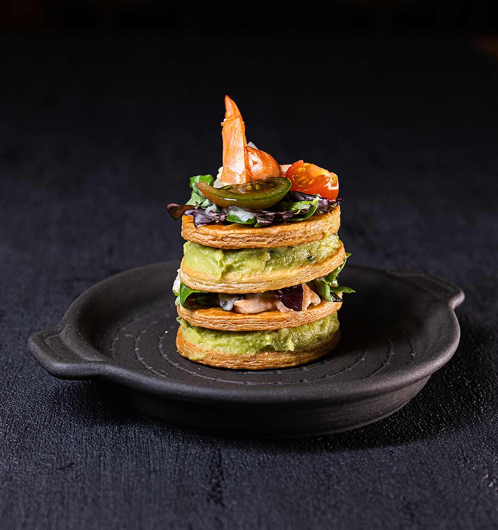 Aperitivo de milhoja de langostinos y aguacate