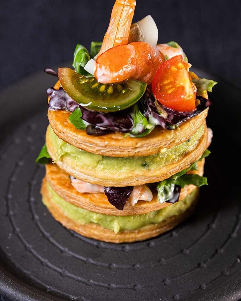Aperitivo de milhoja de langostinos y aguacate