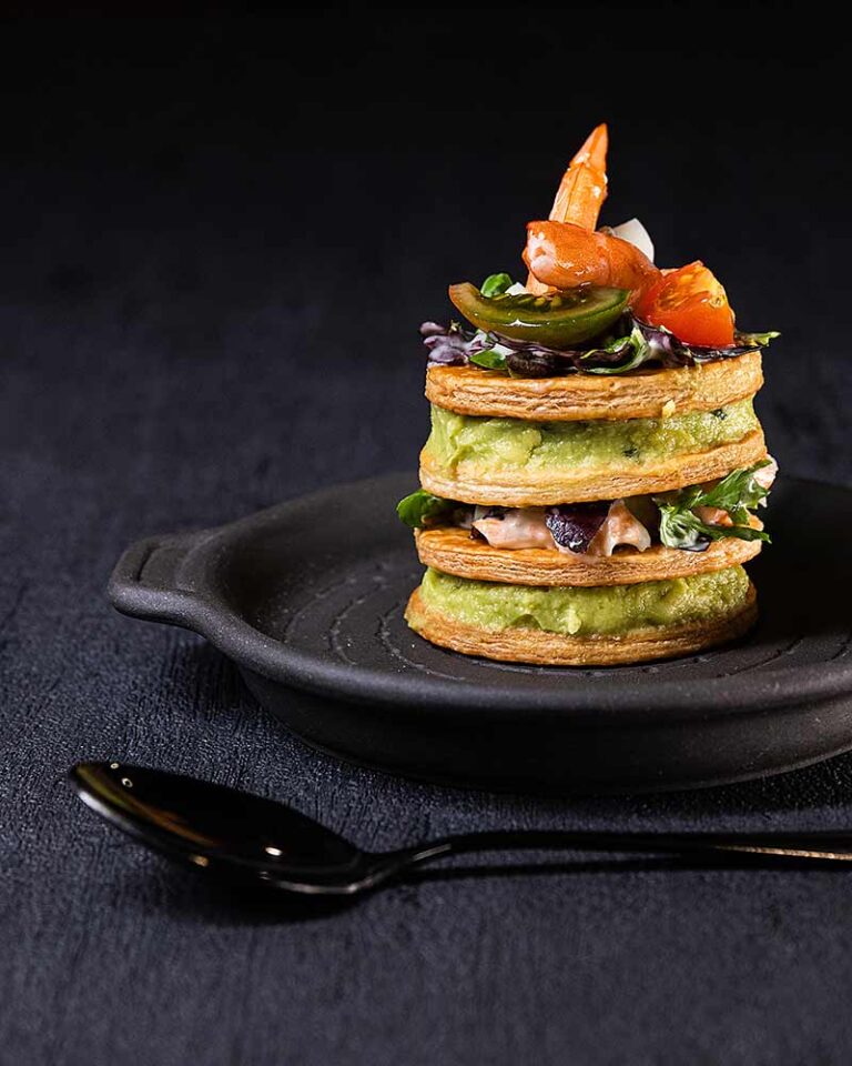 Aperitivo de milhoja de langostinos y aguacate