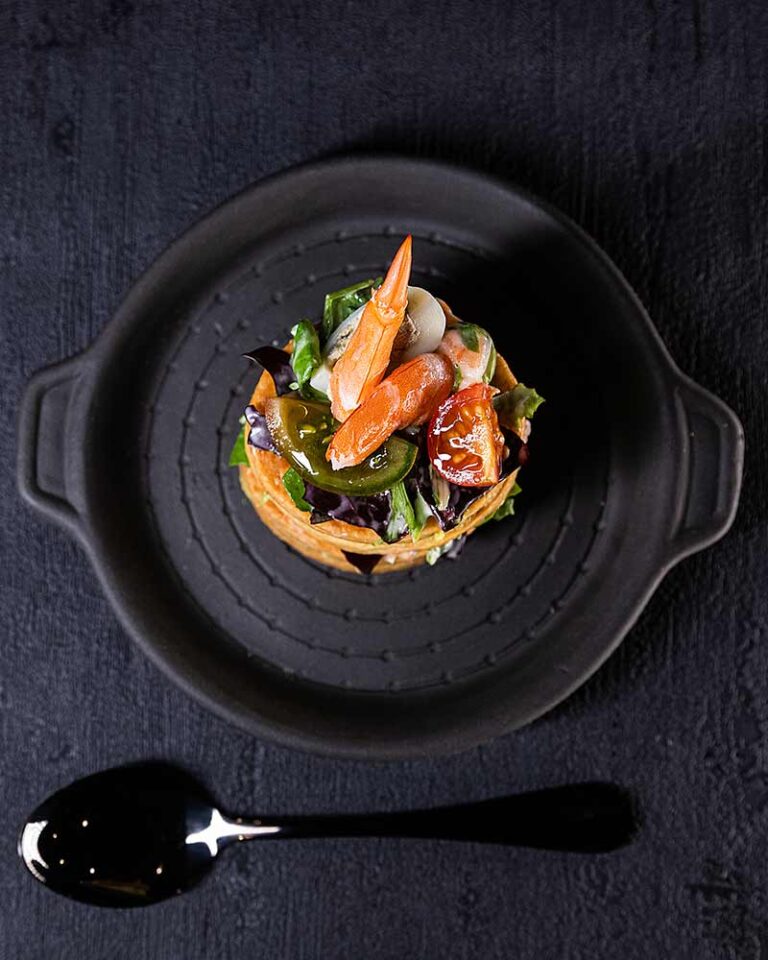 Aperitivo de milhoja de langostinos y aguacate