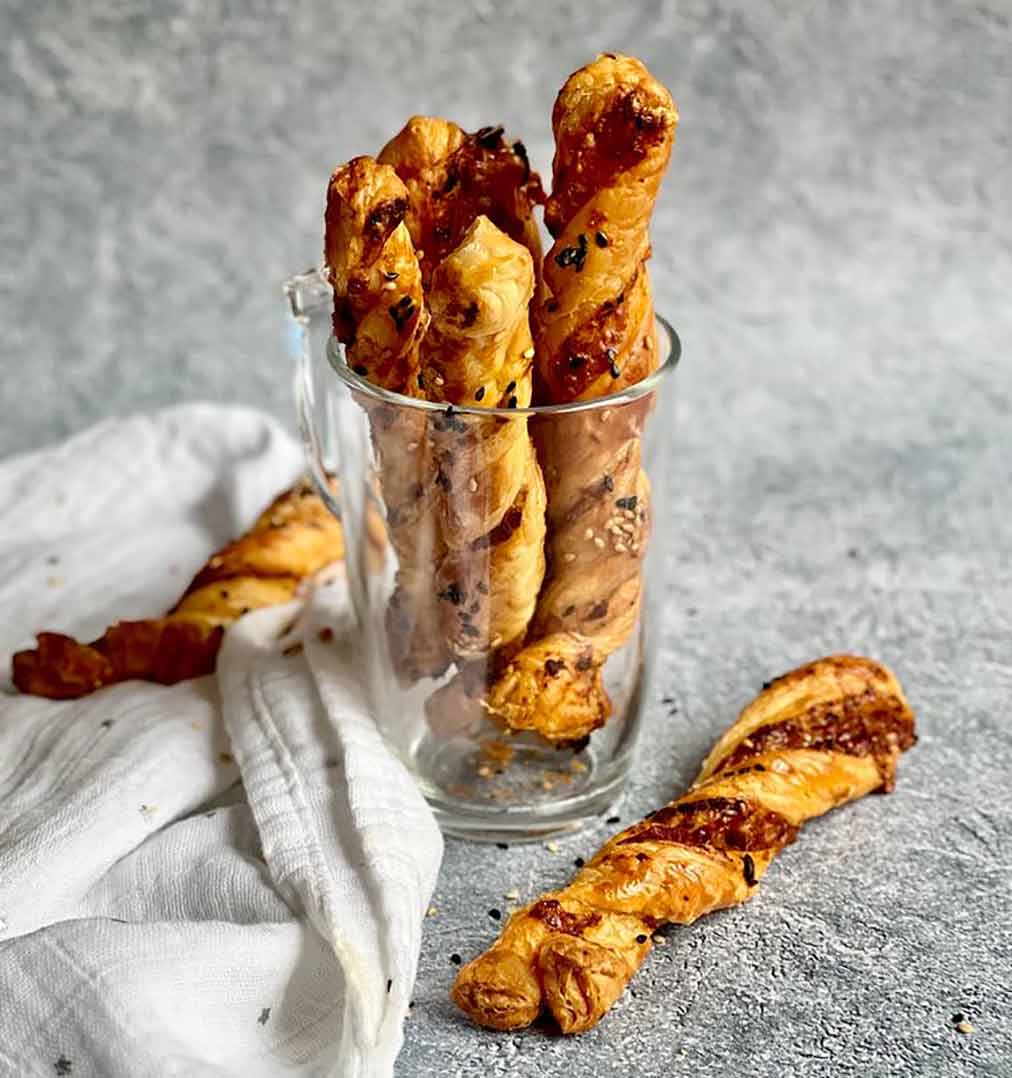 Palitos de hojaldre con sésamo, pesto rosso y queso