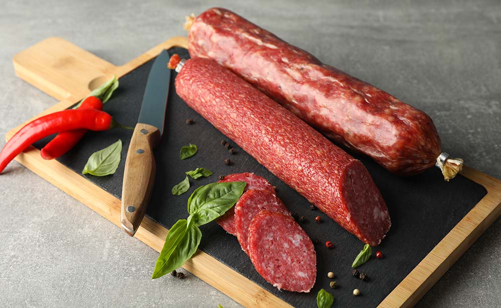 Pizza gourmet con pepperoni y guanciale