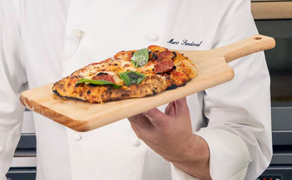 Pizza gourmet con pepperoni y guanciale