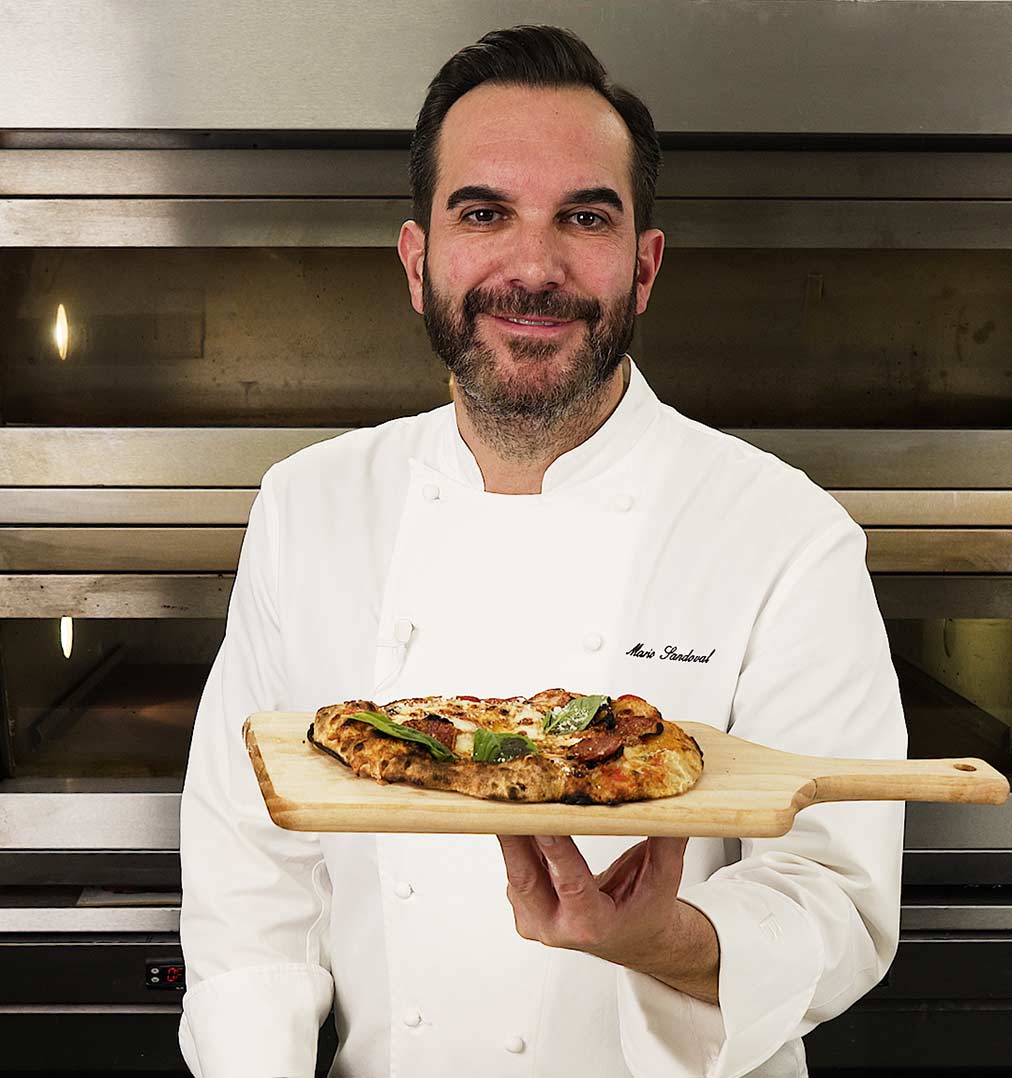 Pizza gourmet con pepperoni y guanciale