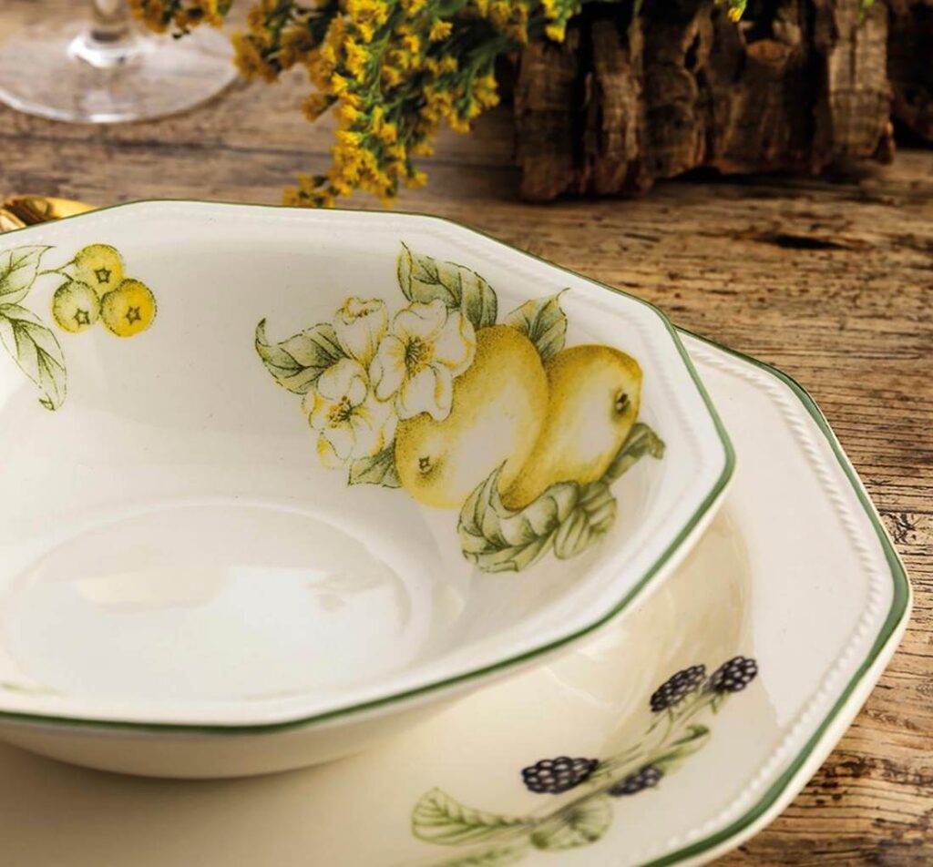 Vajilla inglesa con ornamentos frutales y vegetales Vajilla inglesa con ornamentos frutales y vegetales