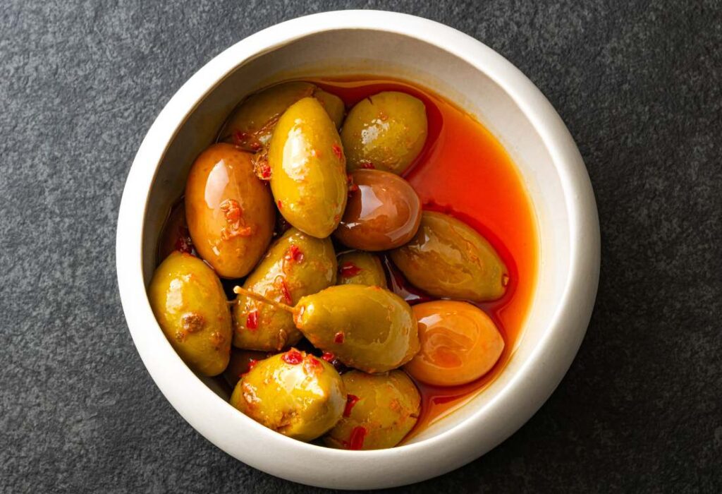 platos pequeños para tapas con aceitunas
