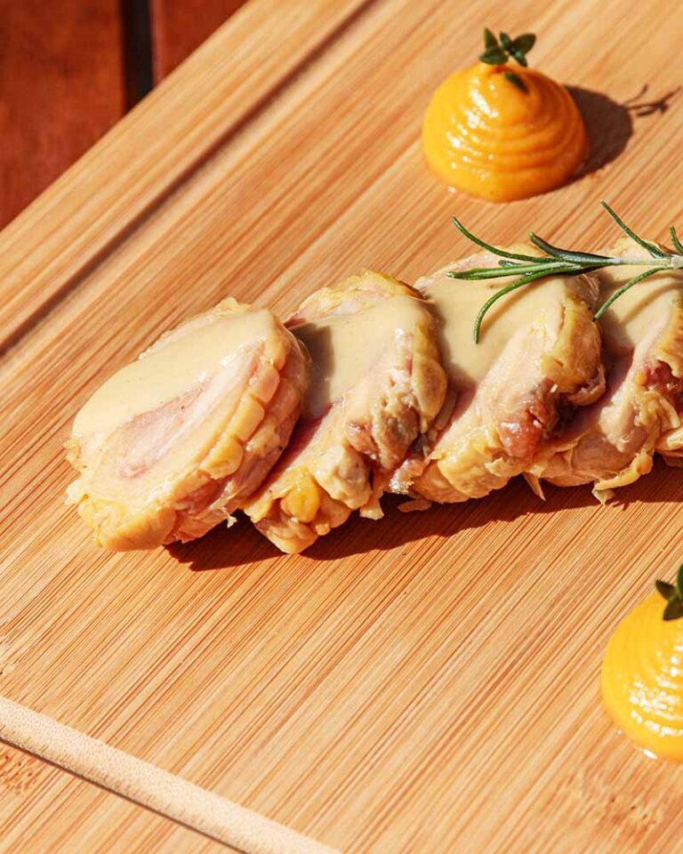 Rollo de pollo relleno y puré de boniato en olla rápida