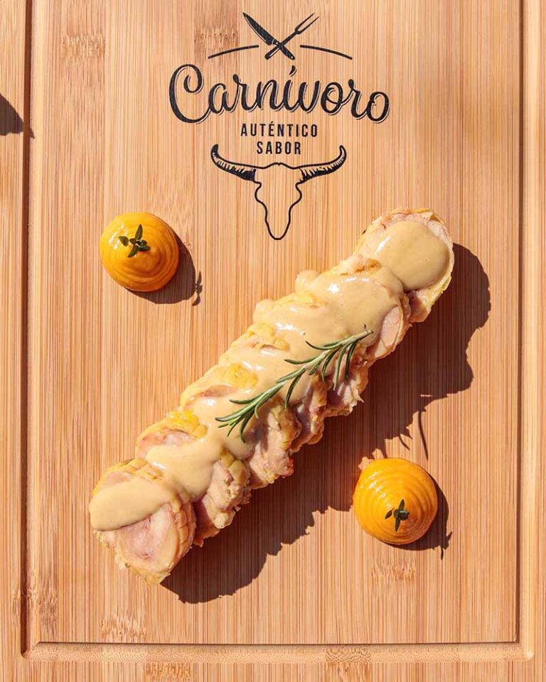 Rollo de pollo relleno y puré de boniato en olla rápida