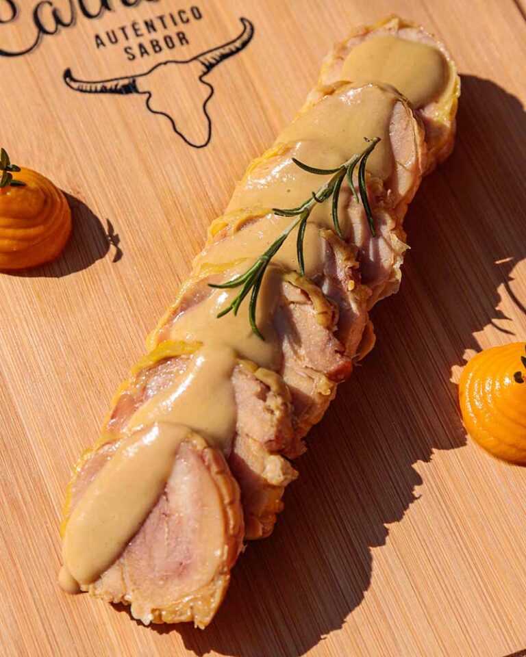 Rollo de pollo relleno y puré de boniato en olla rápida