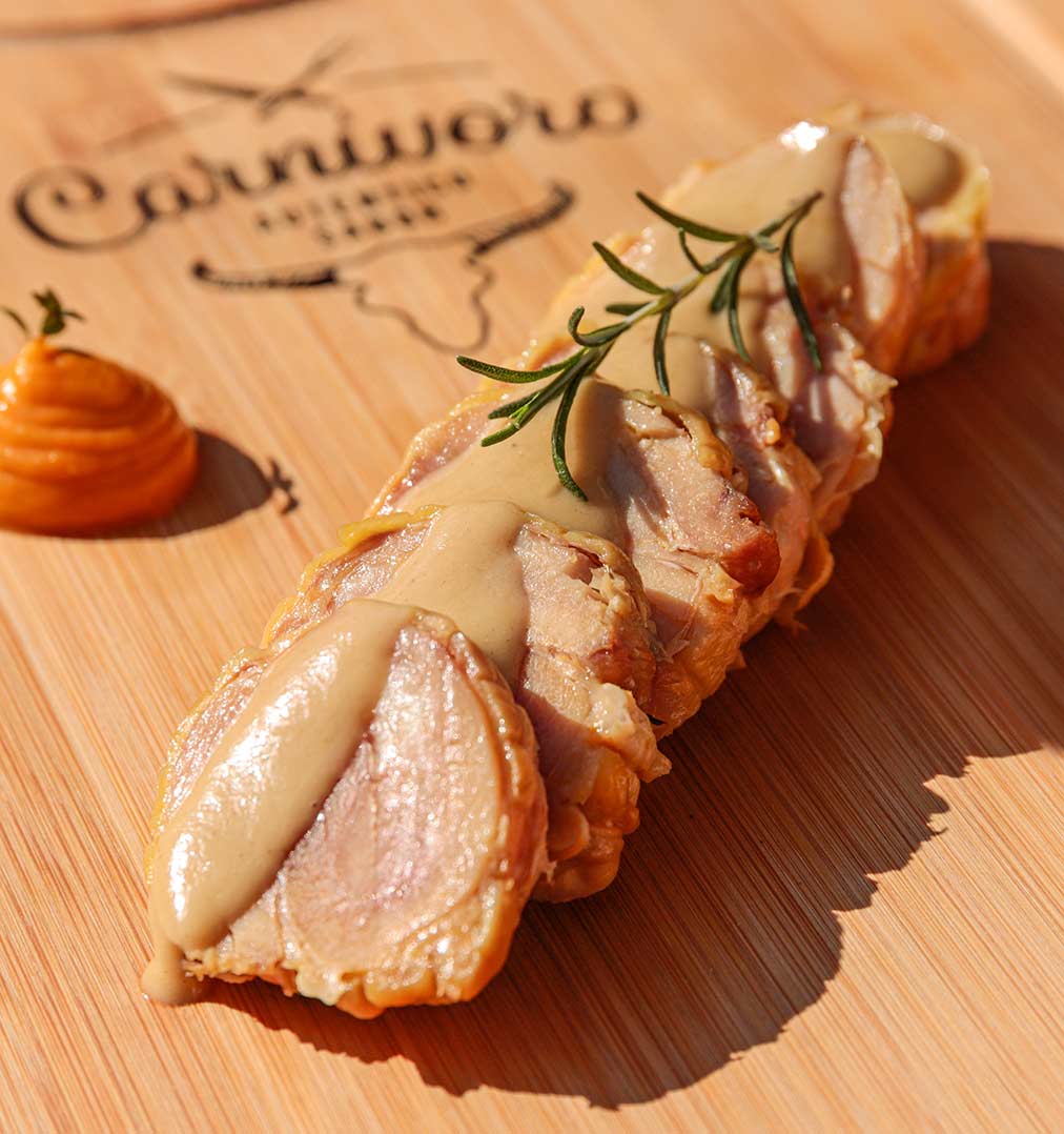 Rollo de pollo relleno y puré de boniato en olla rápida