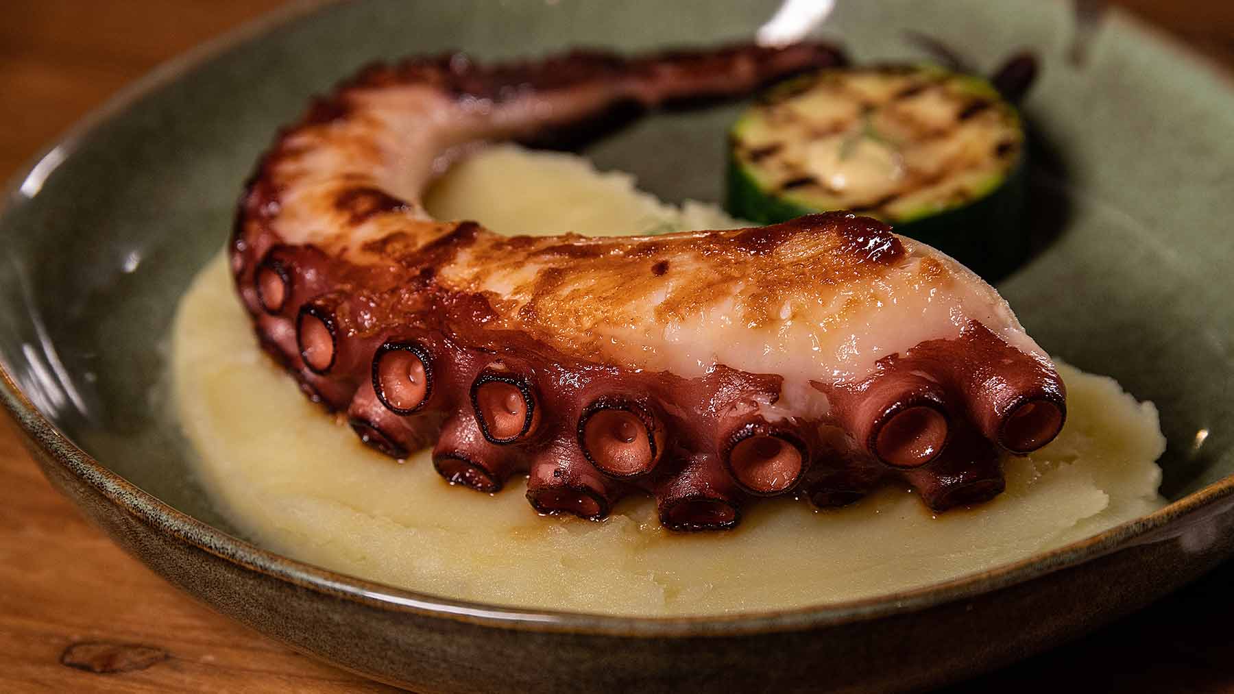 Pulpo a la plancha con parmentier de patata y calabacín