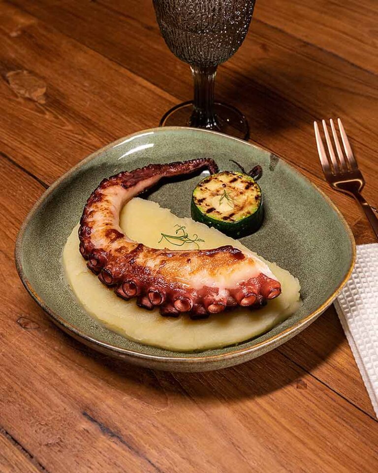 Receta de pulpo a la brasa con parmentier de patata y calabacion