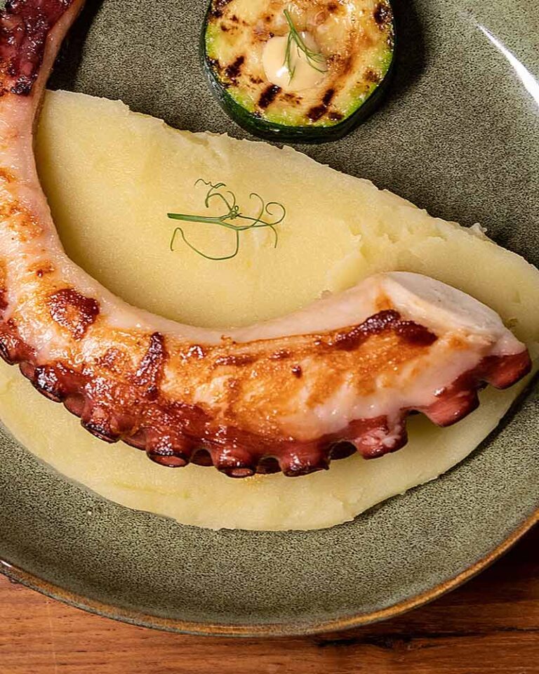 Receta de pulpo a la brasa con parmentier de patata y calabacion