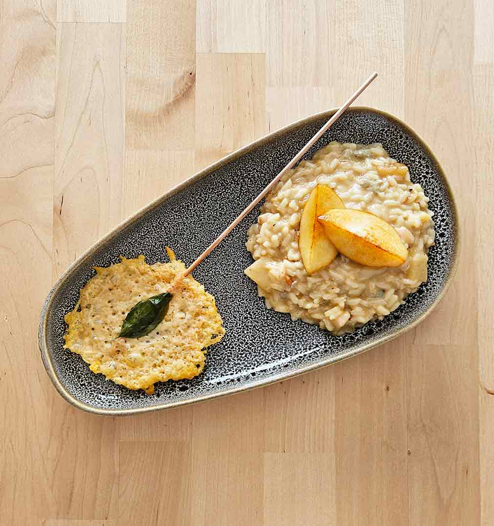 Risotto de pera y gorgonzola con piruleta de parmesano