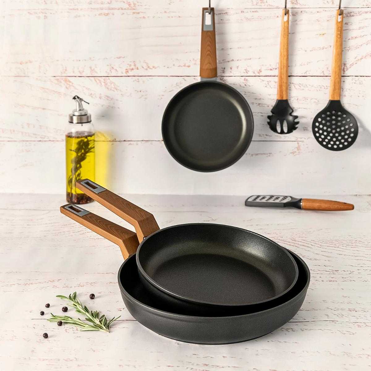 Sartenes de aluminio y menaje de cocina