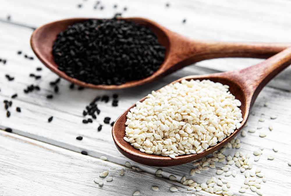 Palitos de hojaldre con sésamo, pesto rosso y queso