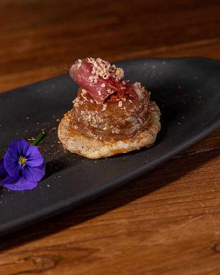 Receta de tatín de manzana con jamón ibérico y foie