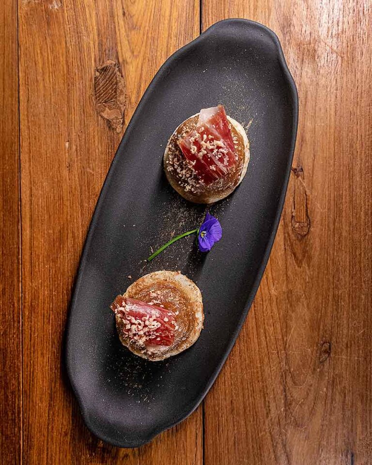 Receta de tatín de manzana con jamón ibérico y foie