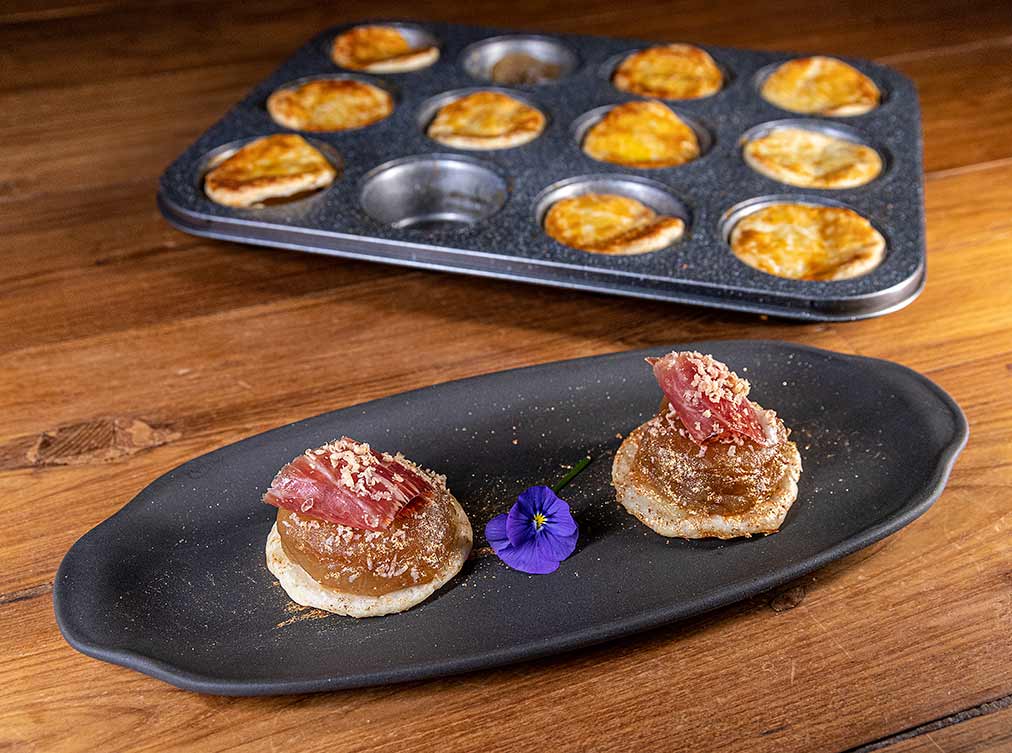 Receta de tatín de manzana con jamón ibérico y foie