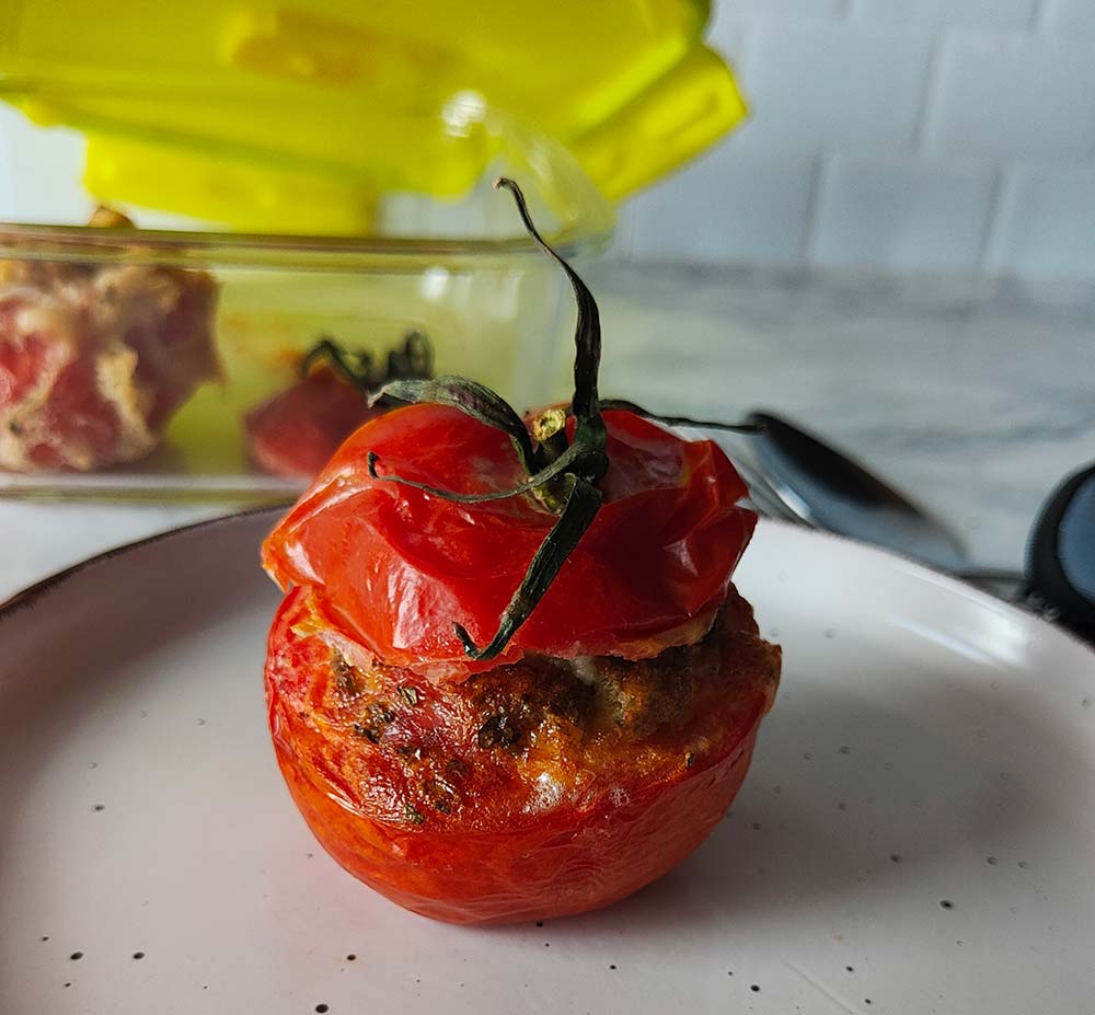 Tomates rellenos de jamón y queso. Cena o comida de tupper
