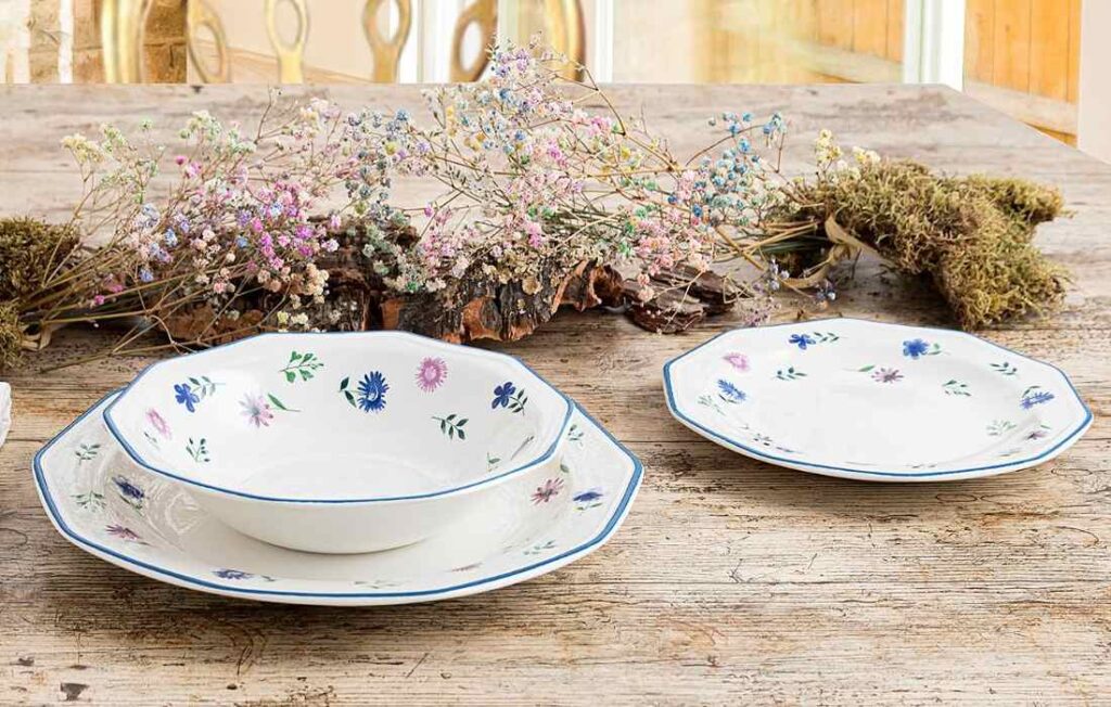 Vajilla inglesa Queen’s by Churchill con un patrón floral delicado Vajilla inglesa Queen’s by Churchill con un patrón floral delicado