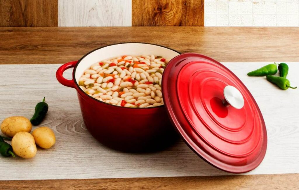 guiso en olla de hierro fundido roja