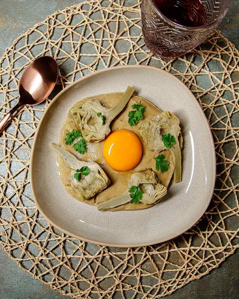 Receta de Yema de huevo con alcahofa y puré de berenjena