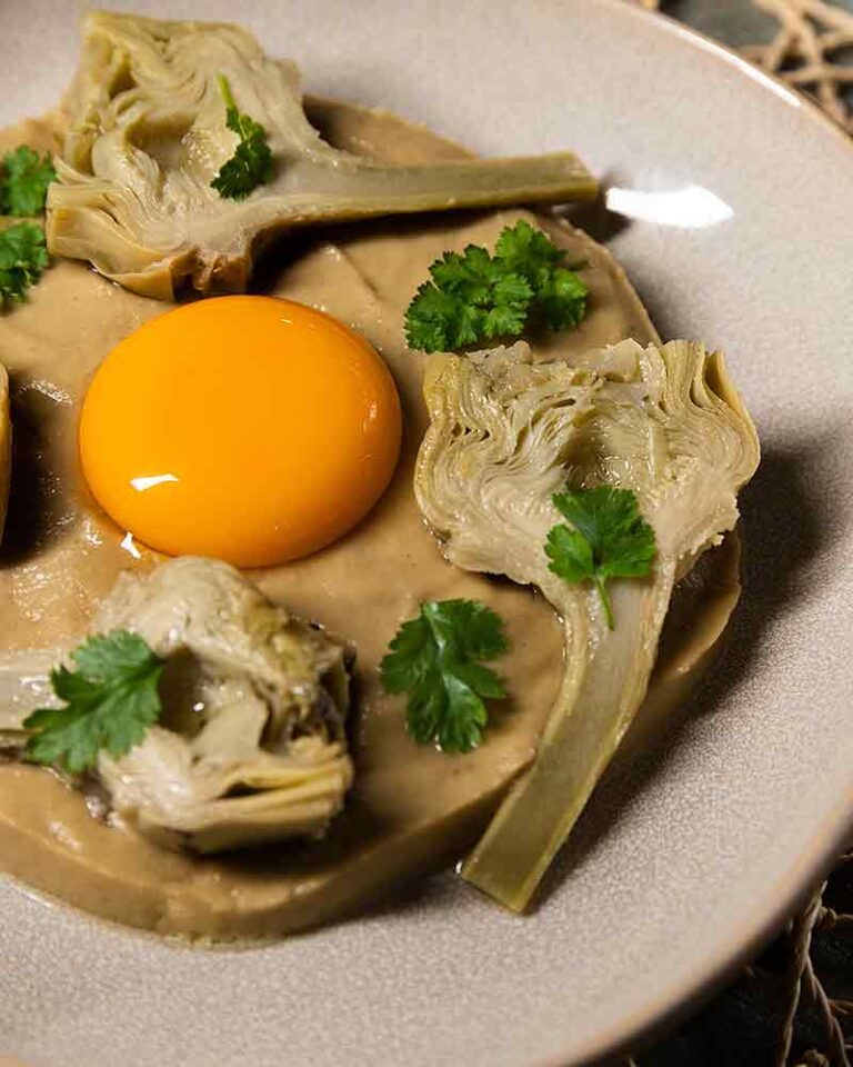 Receta de Yema de huevo con alcahofa y puré de berenjena