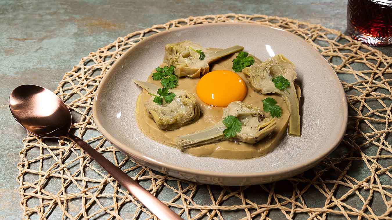 Receta de Yema de huevo con alcahofa y puré de berenjena